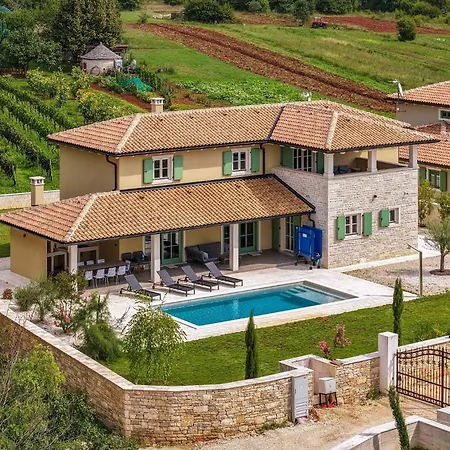 Lunistra In Istria For 10 People With Private Pool & Kids Playground Vila