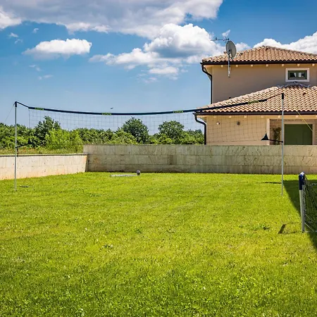 Lunistra In Istria For 10 People With Private Pool & Kids Playground Vila
